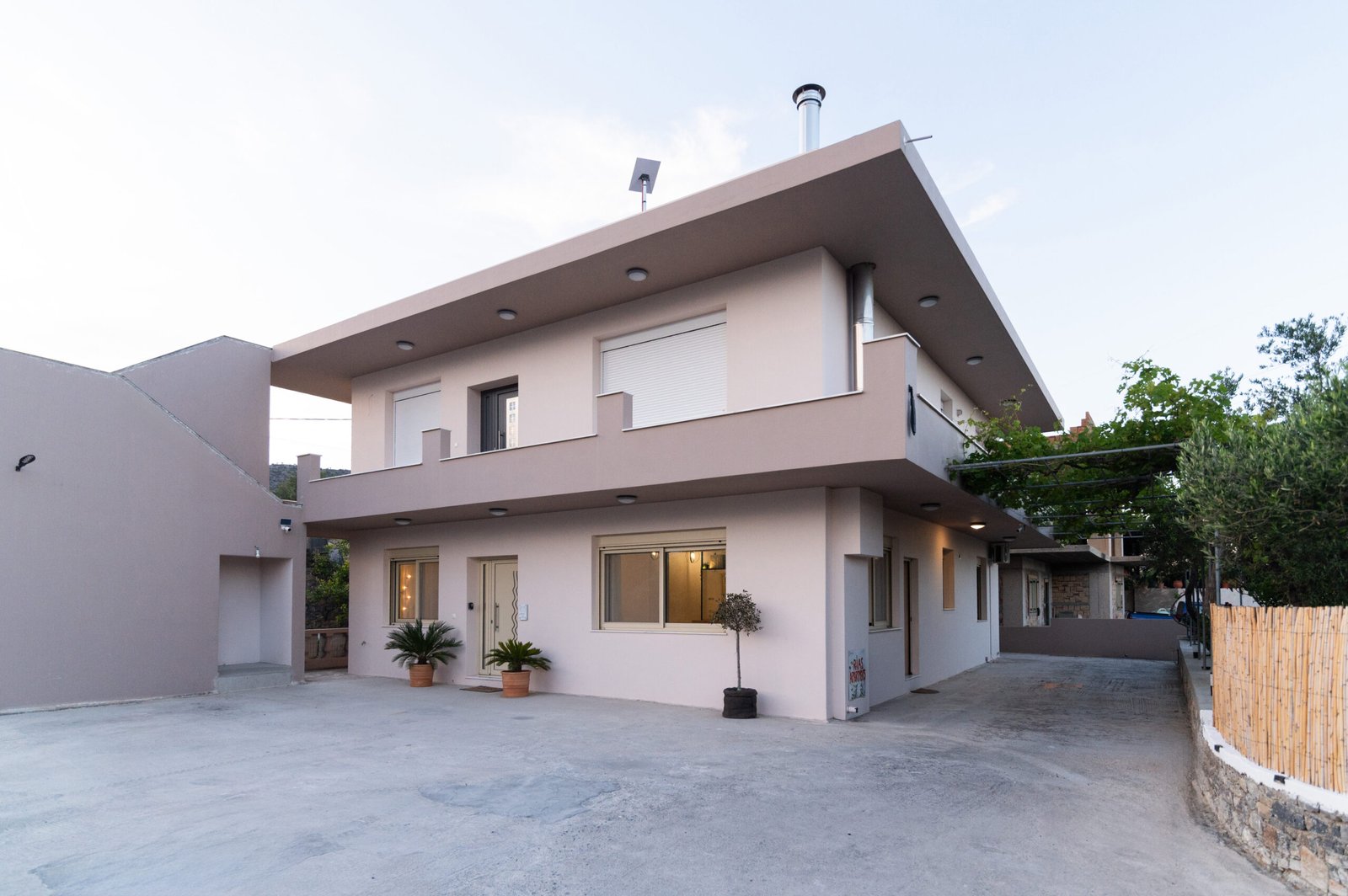 Entryway-Organization-Mudroom-Rias-Apartment