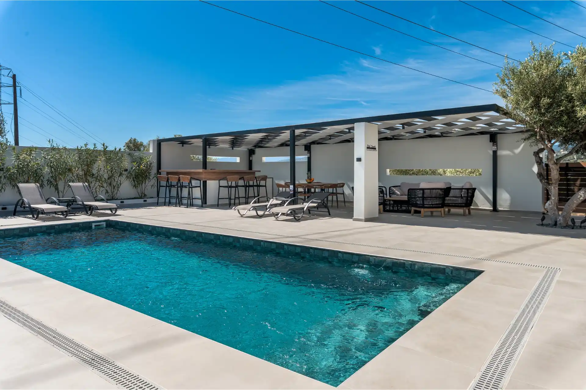 Ria's-Apartment-Luxury-Pool-&-Pool-Bar