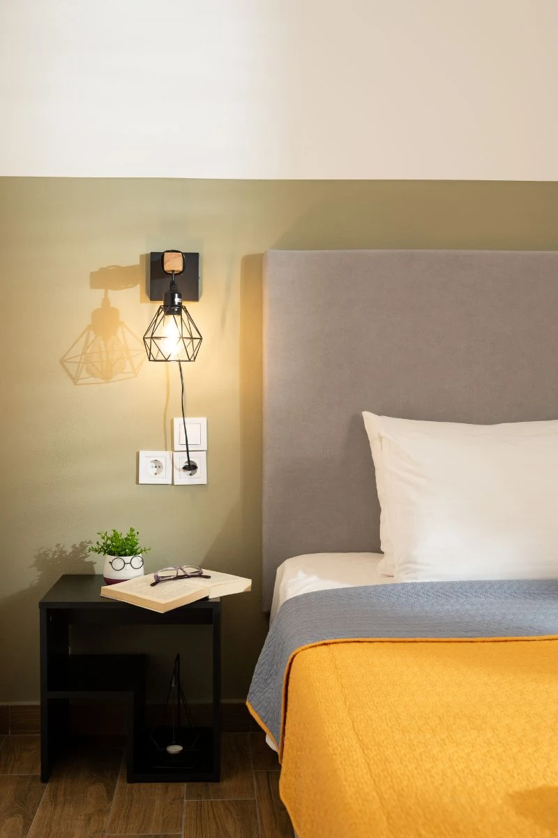 rias-apartment-agios-nikolaos-bedroom-bedside-table-lamp