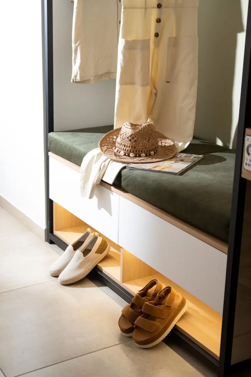 rias-apartment-agios-nikolaos-entrance-shoe-storage-bench