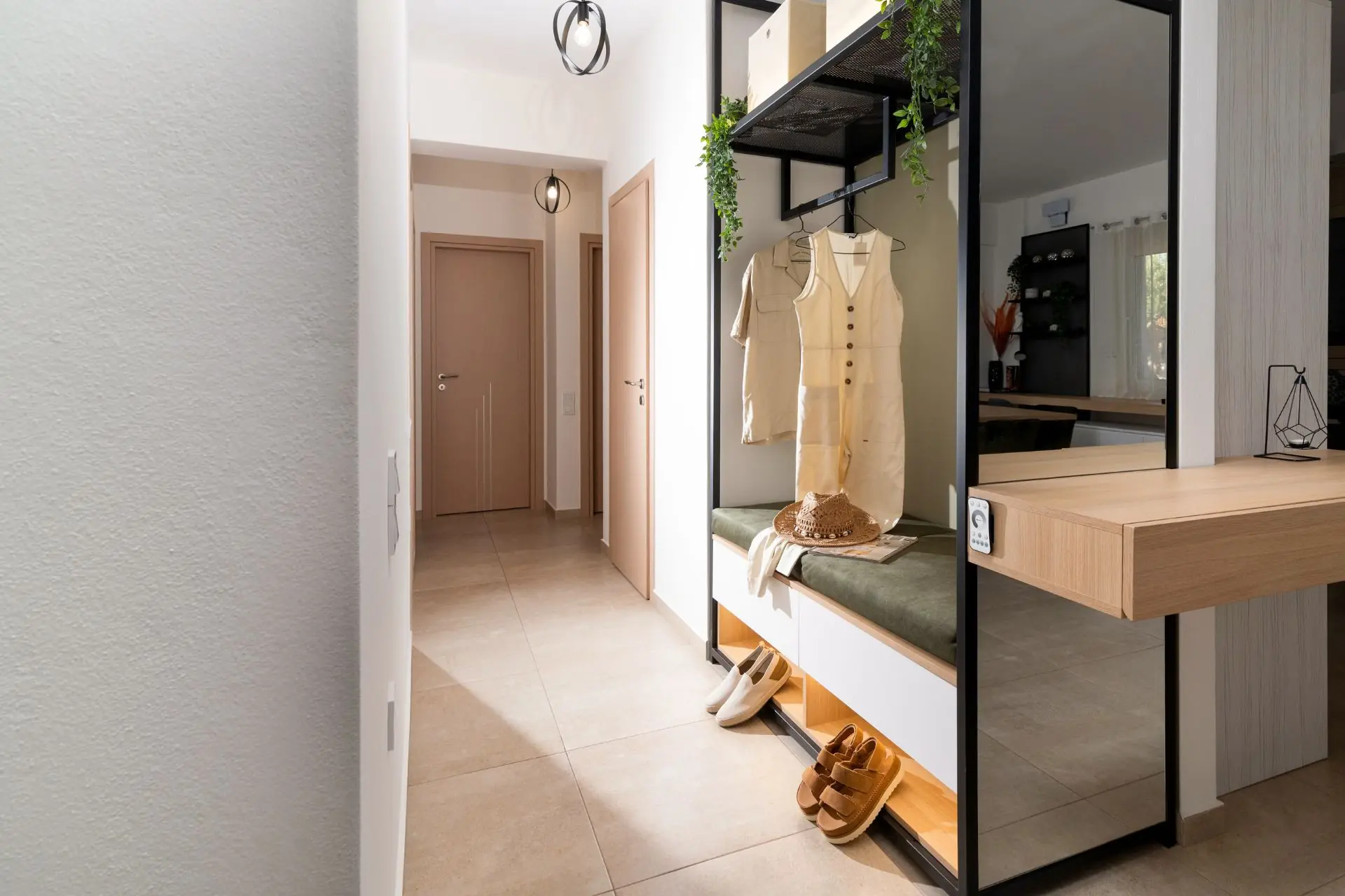 rias-apartment-agios-nikolaos-hallway-entrance-mudroom