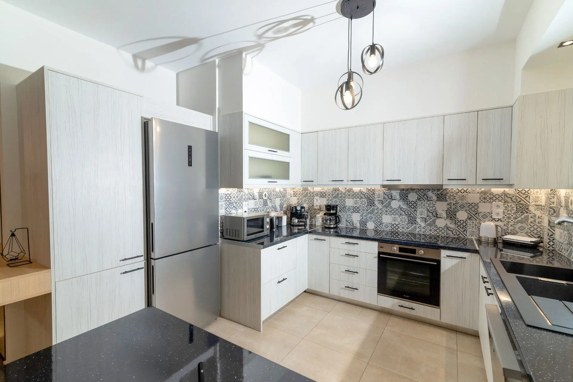 rias-apartment-agios-nikolaos-kitchen-appliances-cabinets