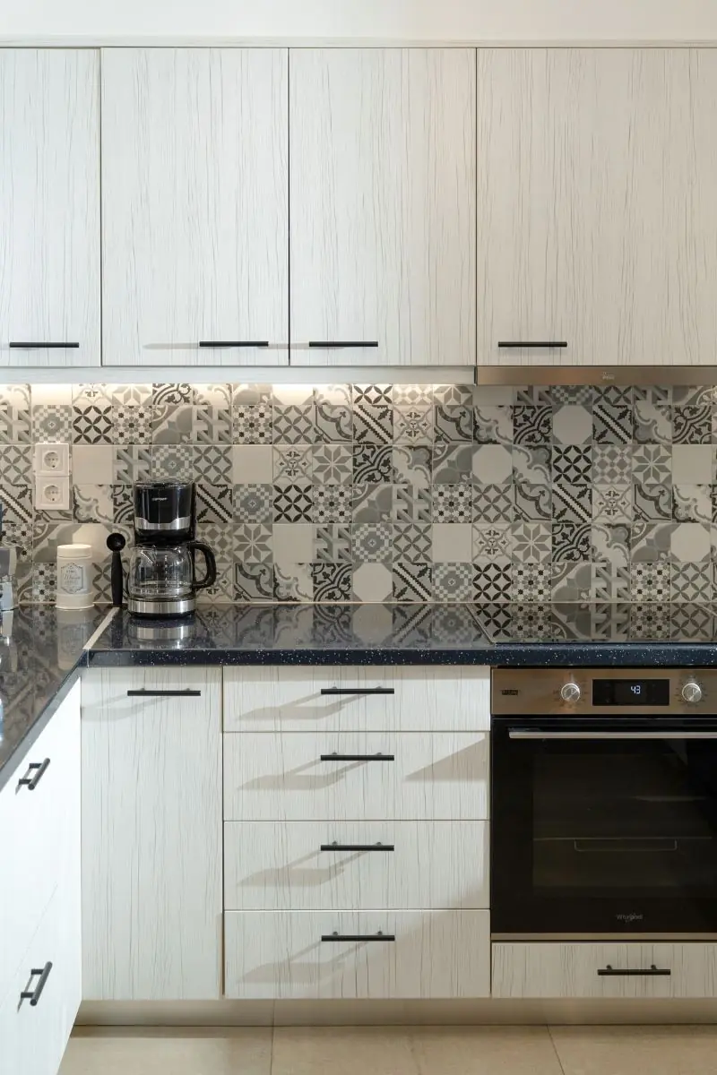 rias-apartment-agios-nikolaos-kitchen-cabinets-tiles