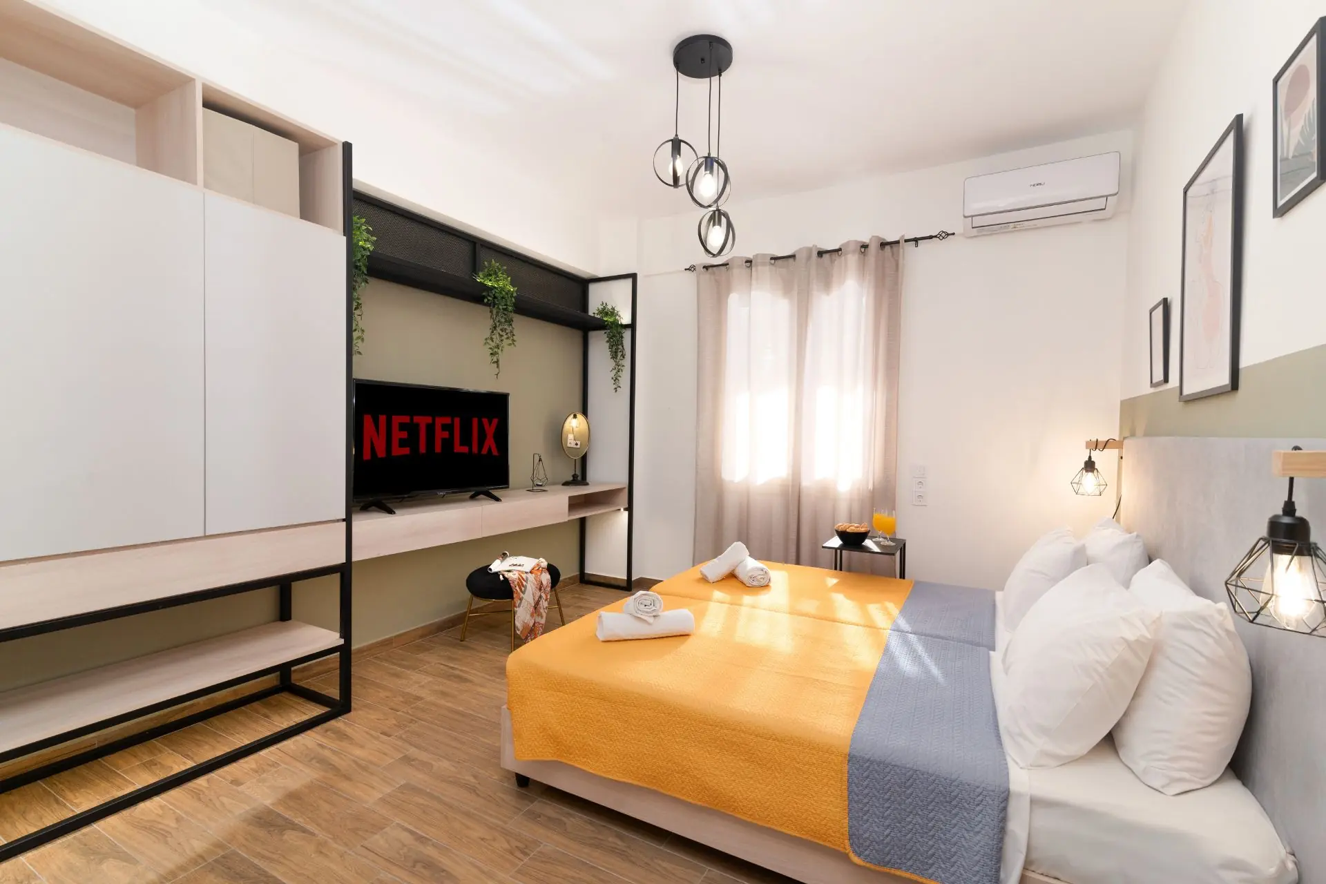 rias-apartment-agios-nikolaos-master-bedroom-netflix-tv