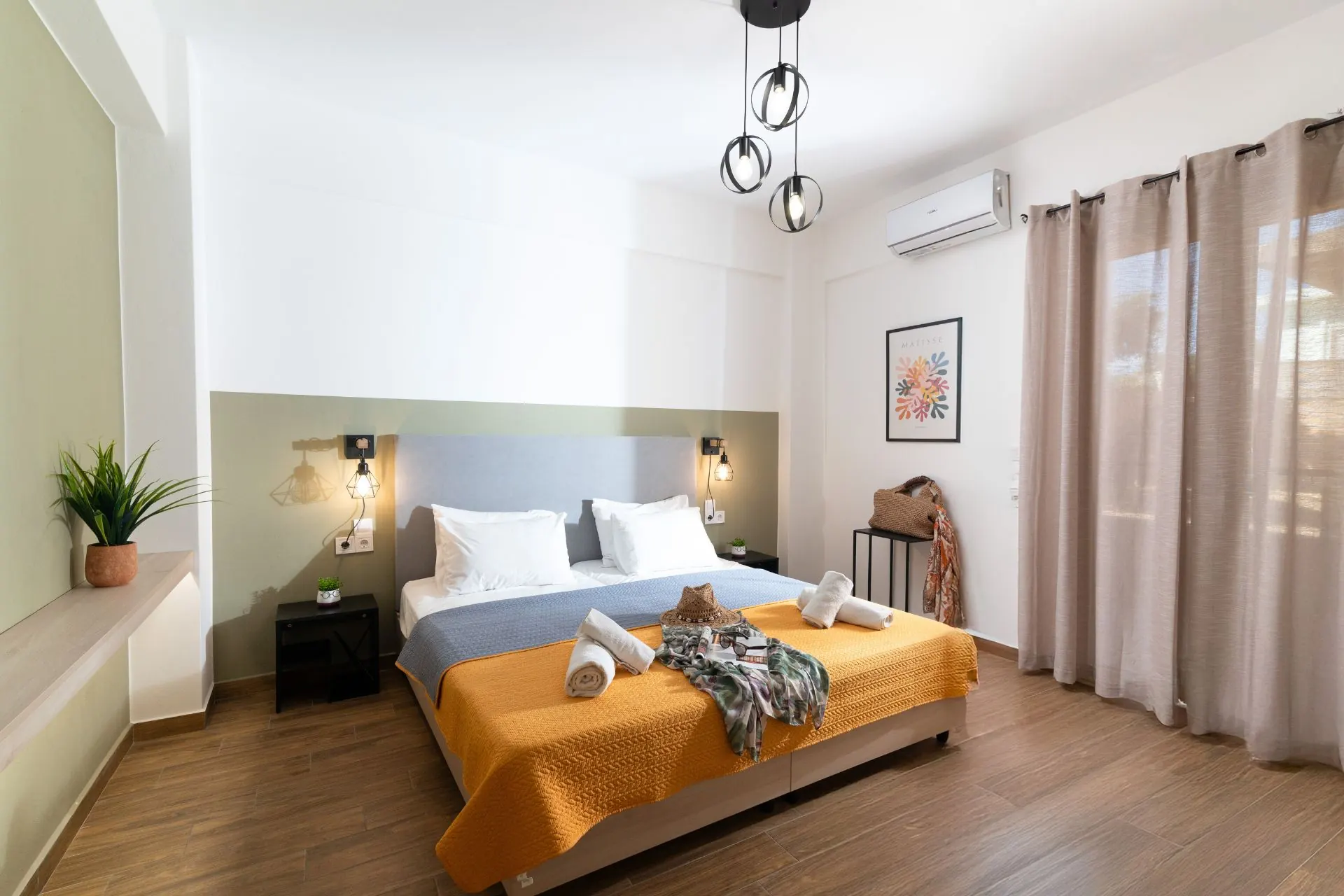 rias-apartment-agios-nikolaos-second-bedroom-balcony-door